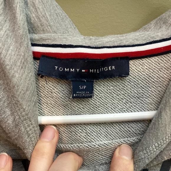 Tommy Hilfiger grey hooded sweater with black logo and kangaroo pocket. - Picture 4 of 6